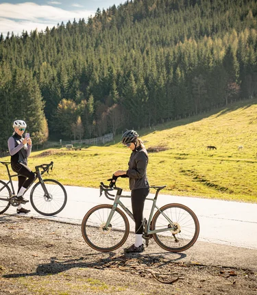 Pause beim Rennradfahren im Almenland in der Oststeiermark | © Oststeiermark Tourismus | Jaden Gynes