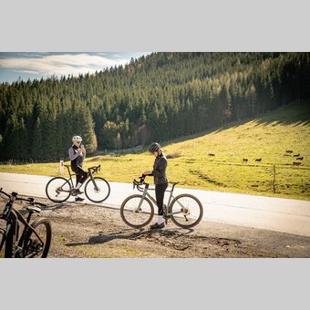 Pause beim Rennradfahren im Almenland in der Oststeiermark | © Oststeiermark Tourismus | Jaden Gynes