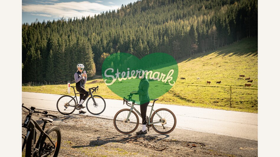Pause beim Rennradfahren im Almenland in der Oststeiermark | © Oststeiermark Tourismus | Jaden Gynes
