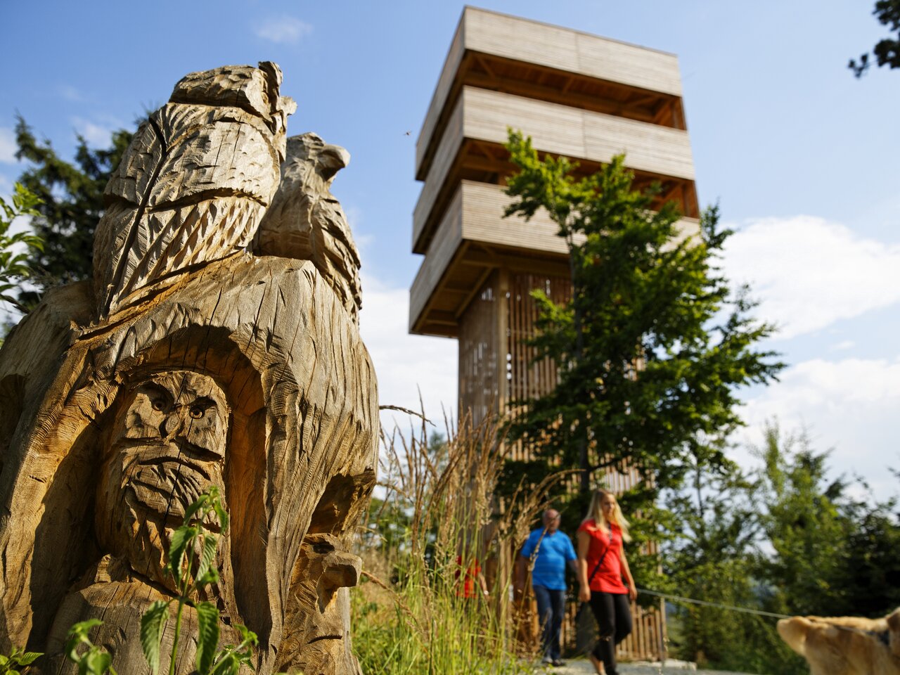 Wanderer mit Hund im Gera Park | © TV Oststeiermark | Bernhard Bergmann