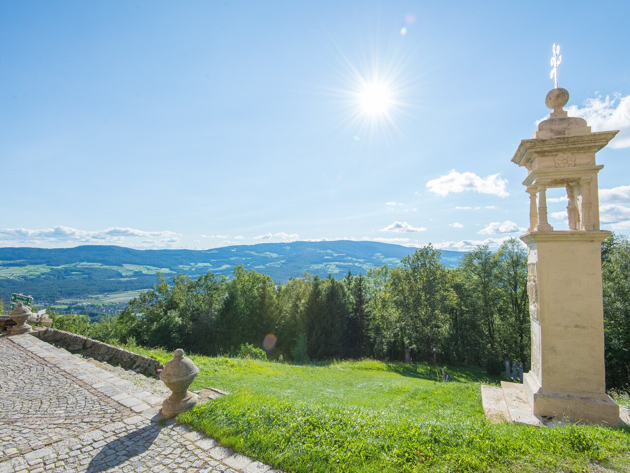 Aussichtspunkt bei der Wallfahrtskirche Pöllauberg in der Oststeiermark | ©  Oststeiermark Tourismus | Helmut Schweighhofer