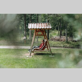 Pause bei der Schaukelliege auf der Märchenwiese | ©  Oststeiermark Tourismus | Line Sulzbacher