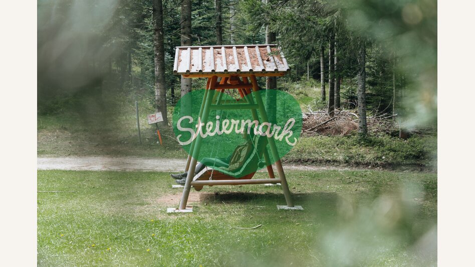 Pause bei der Schaukelliege auf der Märchenwiese | ©  Oststeiermark Tourismus | Line Sulzbacher