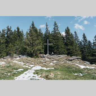 Pause beim Gipfelkreuz auf dem Teufelstein in Fischbach | ©  Oststeiermark Tourismus | Line Sulzbacher