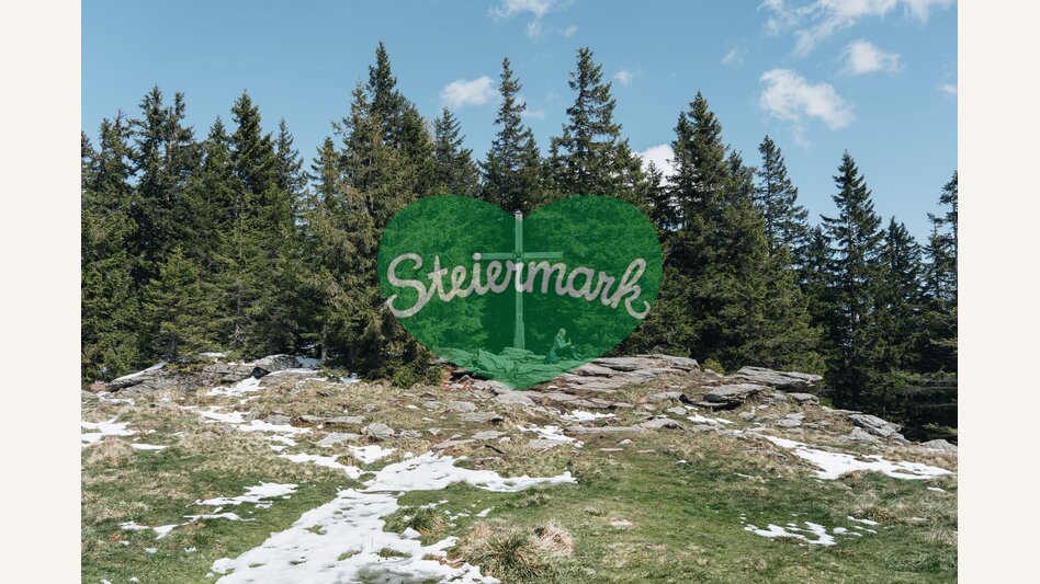 Pause beim Gipfelkreuz auf dem Teufelstein in Fischbach | ©  Oststeiermark Tourismus | Line Sulzbacher