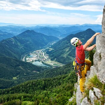 Climbing at the Red Wall in Eastern Styria | © Oststeiermark Tourismus | Heinz Toperczer