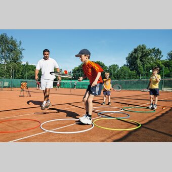 Kinder üben spielerisch am Tennisplatz | © Oststeiermark Tourismus | Bernhard Bergmann