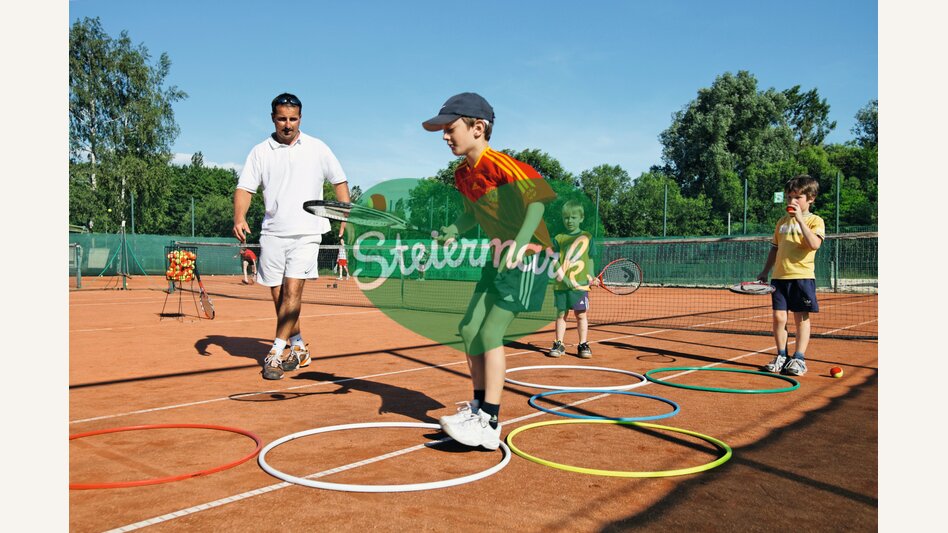 Kinder üben spielerisch am Tennisplatz | © Oststeiermark Tourismus | Bernhard Bergmann