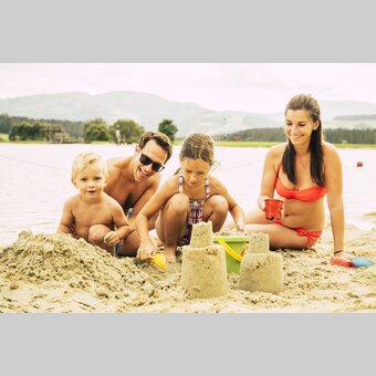 Familie baut eine Sandburg | © Oststeiermark Tourismus | Bernhard Bergmann