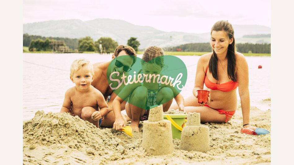 Familie baut eine Sandburg | © Oststeiermark Tourismus | Bernhard Bergmann