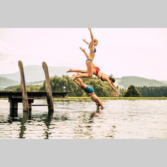 Sprung ins Wasser beim Passailer Freizeitsee in der Oststeiermark | © Oststeiermark Tourismus | Bernhard Bergmann