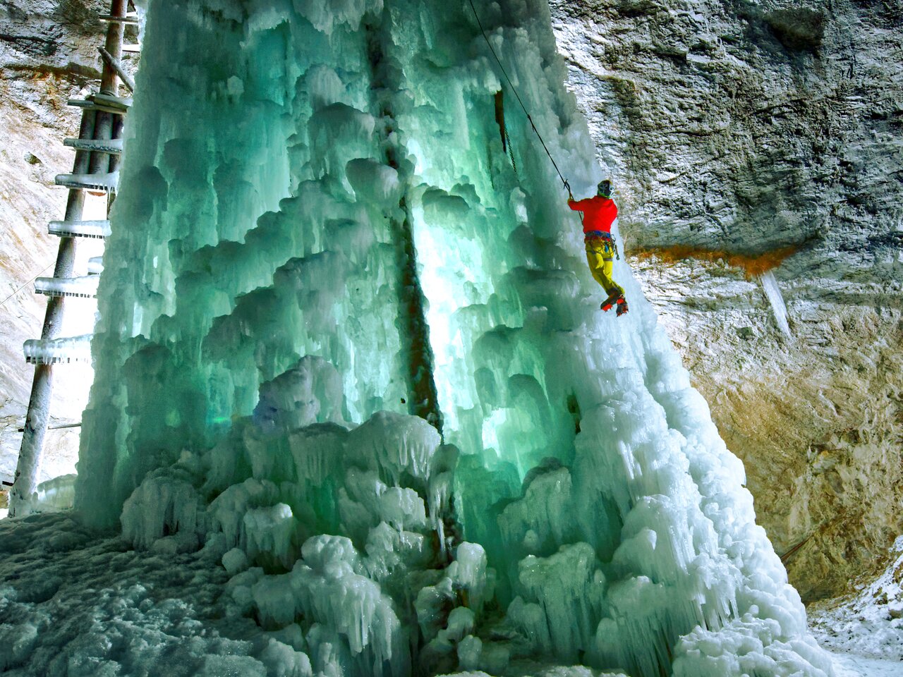 Ice climbing in the Almenland Nature Park in the Eastern Styria | © Oststeiermark Tourismus | Heinz Toperczer