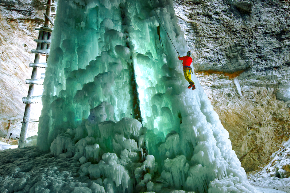 Ice climbing in the Almenland Nature Park in the Eastern Styria | © Oststeiermark Tourismus | Heinz Toperczer