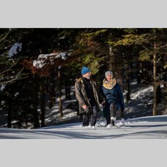 Pärchen bei Winterspaziergang | Klaus Ranger | © TV Oststeiermark / Klaus Ranger