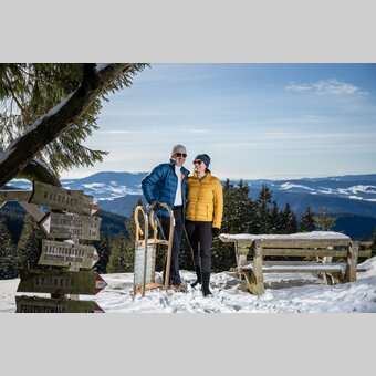 Pärchen mit Schlitten | Klaus Ranger | © TV Oststeiermark / Klaus Ranger