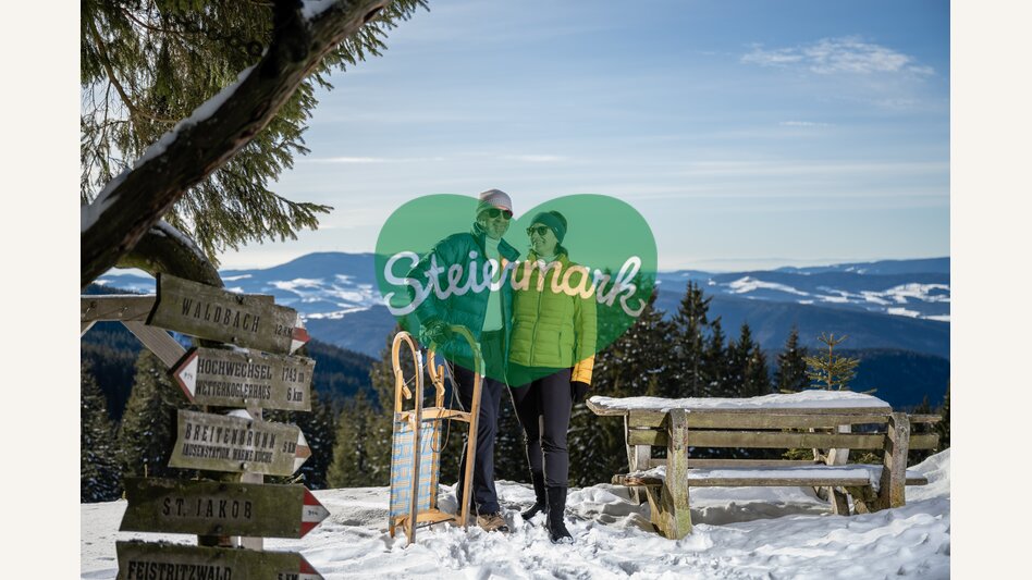 Pärchen mit Schlitten | Klaus Ranger | © TV Oststeiermark / Klaus Ranger