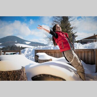Frau auf der Schneeliege auf der Teichalm | © Oststeiermark Tourismus | Bernhard Bergmann
