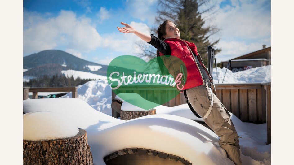 Frau auf der Schneeliege auf der Teichalm | © Oststeiermark Tourismus | Bernhard Bergmann