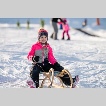Mädchen beim Rodeln im Joglland | ©  Oststeiermark Tourismus | Joglland-Waldheimat, Klaus Ranger