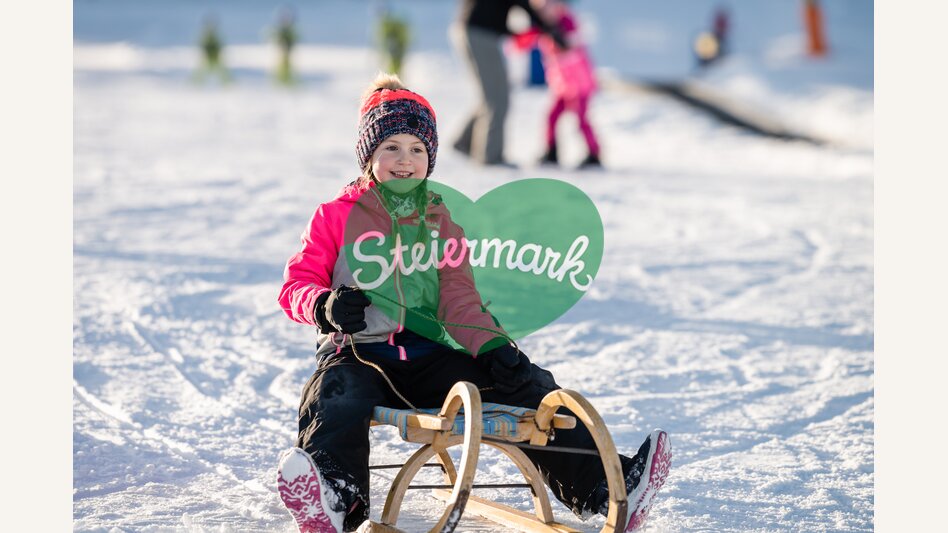 Mädchen beim Rodeln im Joglland | ©  Oststeiermark Tourismus | Joglland-Waldheimat, Klaus Ranger