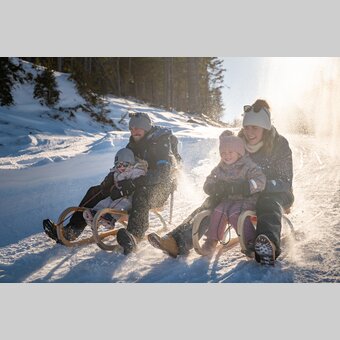 Familie am Rodeln in der Oststeiermark | © Oststeiermark Tourismus | Bernhard Bergmann