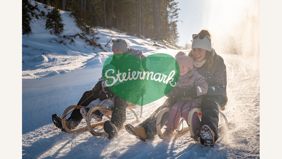 Familie am Rodeln in der Oststeiermark | © Oststeiermark Tourismus | Bernhard Bergmann