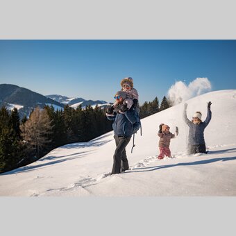Winterwanderung mit der ganzen Familie durch die Oststeiermark | ©  Oststeiermark Tourismus | Bernhard Bergmann