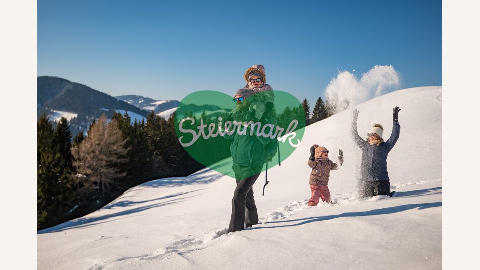 Winterwanderung mit der ganzen Familie durch die Oststeiermark | ©  Oststeiermark Tourismus | Bernhard Bergmann