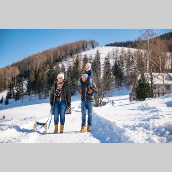 Winterspaziergang mit der ganzen Familie bei der Harrerhütte | ©  Oststeiermark Tourismus | Bernhard Bergmann