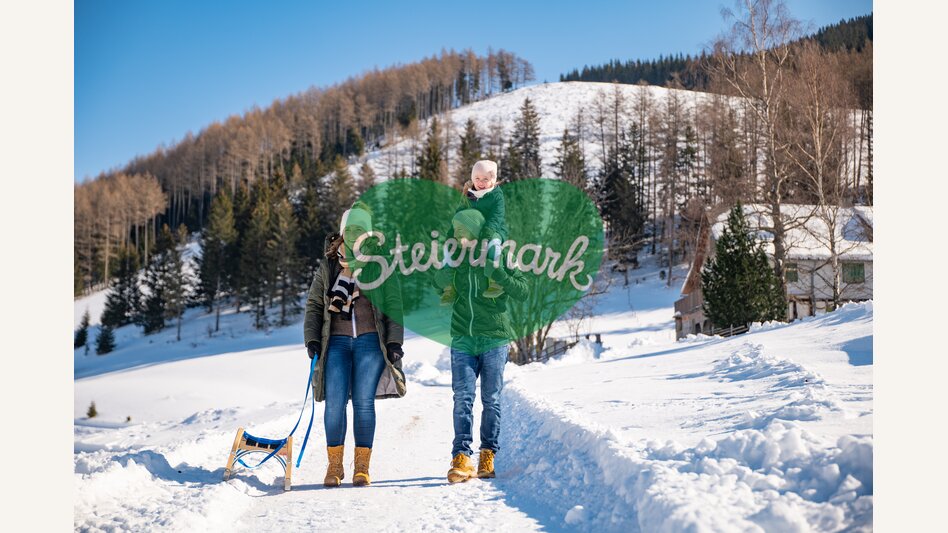 Winterspaziergang mit der ganzen Familie bei der Harrerhütte | ©  Oststeiermark Tourismus | Bernhard Bergmann