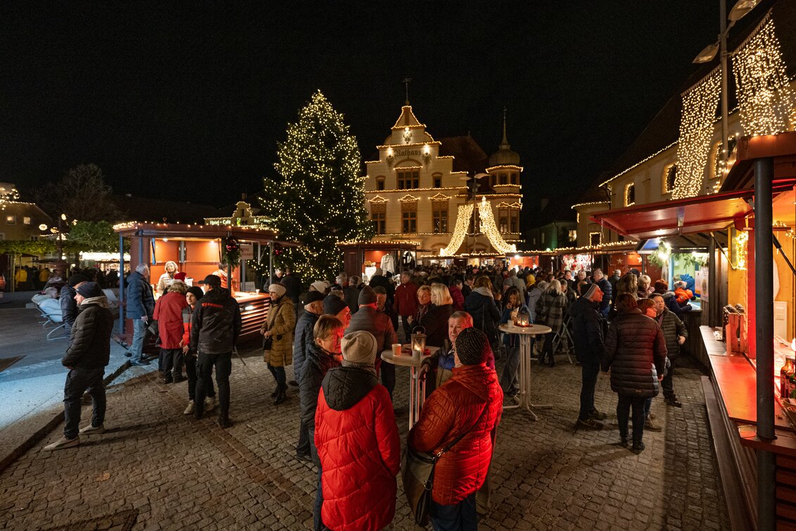 Weihnachtsmarkt mit Blick auf das Hartberger Rathaus | © TV Oststeiermark | Rene Strasser