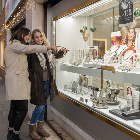 Einkaufen in den adventlich geschmückten Gassen in Weiz | © TV Oststeiermark | Rene Strasser