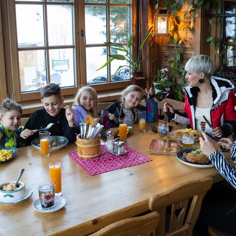 Hüttenkulinarik in der Holdahüttn in der Oststeiermark | © TV Oststeiermark | Fabian Trummer