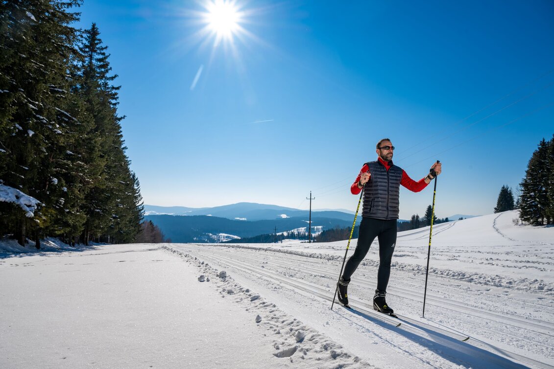 Langlaufen mit Panorama auf der Jogllandloipe in der Oststeiermark | © TV Oststeiermark | Rene Strasser