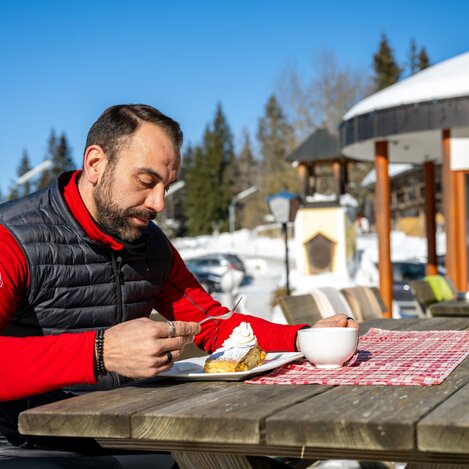 Stärkung beim Gasthof Orthofer bei der Jogllandloipe in der Oststeiermark | © TV Oststeiermark | Rene Strasser