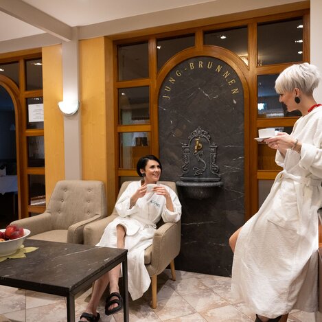 Entspannte Gespräche in der Teebar im Ring Bio Hotel in der Oststeiermark | © TV Oststeiermark | Rene Strasser