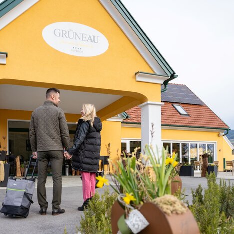 Entspanntes Ankommen im Wellnesshotel Grüne Au in der Oststeiermark | © TV Oststeiermark | Rene Strasser