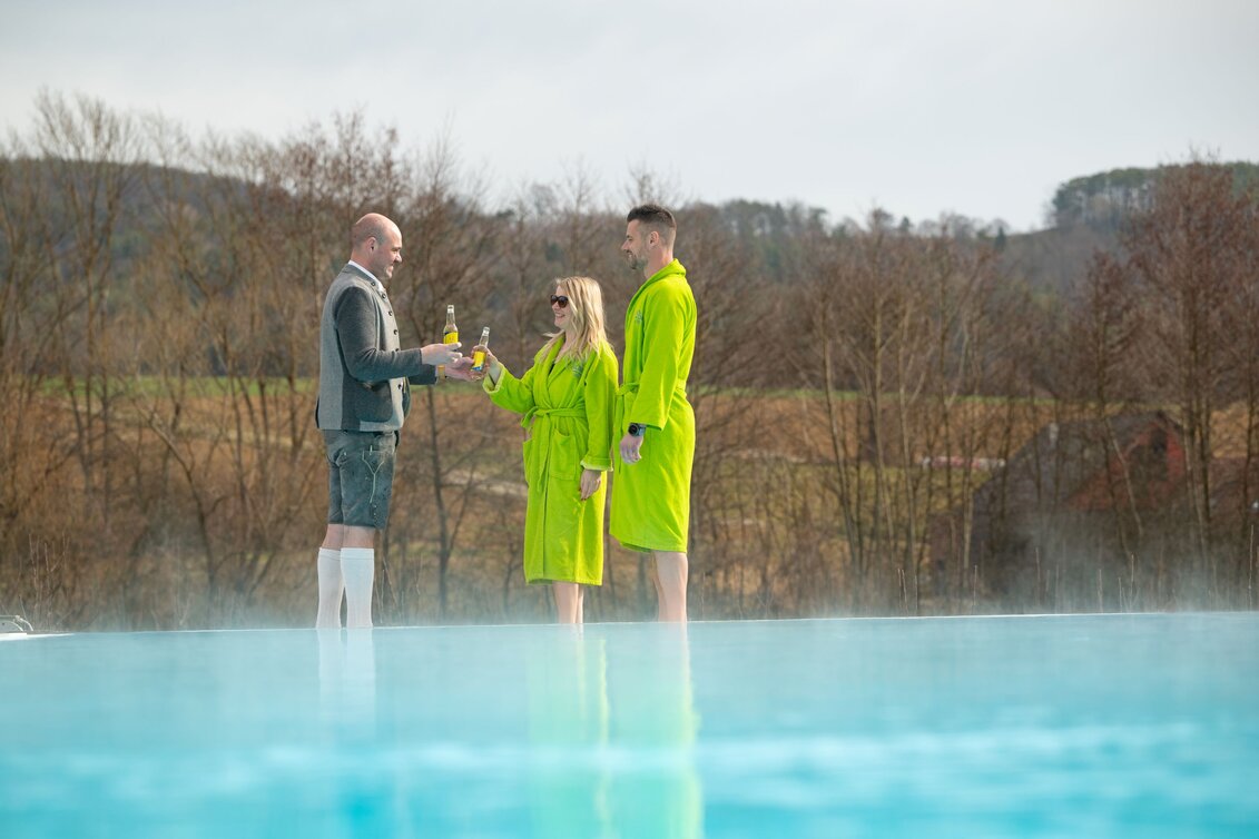 Erfrischende Getränke am Außenpool des Wellnesshotels Grüne Au in der Oststeiermark | © TV Oststeiermark | Rene Strasser