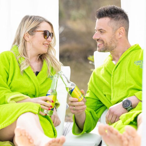 Pärchen genießt die erfrischenden Getränke im Wellnessbereich des Hotels Grüne Au in der Oststeiermark | © TV Oststeiermark | Rene Strasser