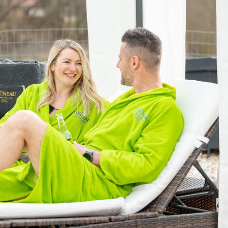 Entspanntes Beisammensein im Wellnessbereich des Hotels Grüne Au in der Oststeiermark | © TV Oststeiermark | Rene Strasser