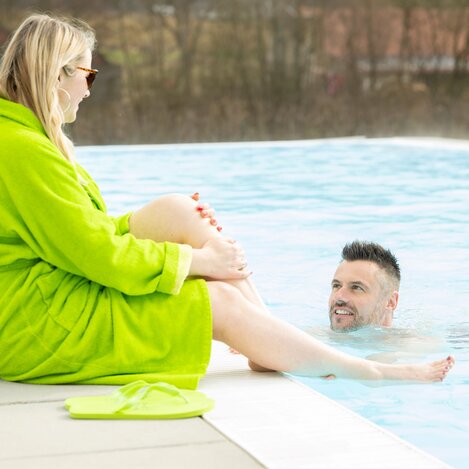 Schwimmen und entspannen am Poolbereich des Wellnesshotels Grüne Au in der Oststeiermark | © TV Oststeiermark | Rene Strasser