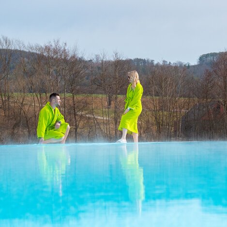 Frühlingswetter genießen am Poolbereich des Wellnesshotels Grüne Au in der Oststeiermark | © TV Oststeiermark | Rene Strasser