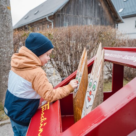 Kind spielt mit zwei Osterhasen im Cafe Fasching Wagen in Fischbach | © TV Oststeiermark | Rene Strasser