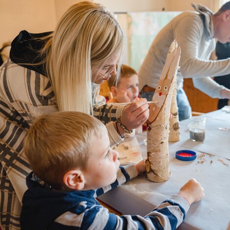 Kinder und Erwachsene in der Osterhasenwerkstatt in Fischbach | © TV Oststeiermark | Rene Strasser