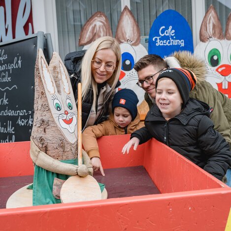 Familie bestaunt Osterhasen im Wagon | © TV Oststeiermark | Rene Strasser