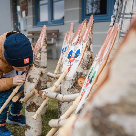 Osterhasen mit Blockflöten in Fischbach mit neugierigen Jungen | © TV Oststeiermark | Rene Strasser