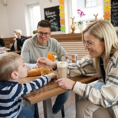 Familie im Cafe Haider in Fischbach | © TV Oststeiermark | Rene Strasser