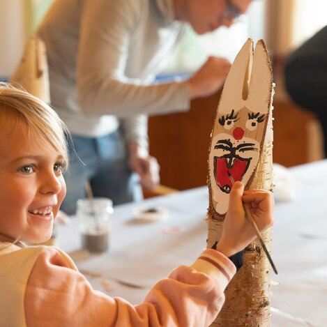 Mädchen bei Malen in der Osterhasenwerkstatt in Fischbach | © TV Oststeiermark | Rene Strasser