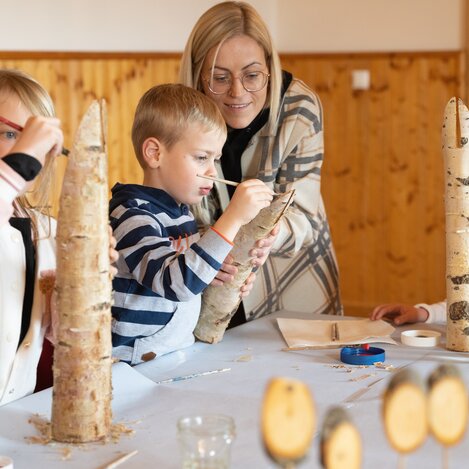 Kinder beim Malen in der Osterhasenwerkstatt in Fischbach | © TV Oststeiermark | Rene Strasser