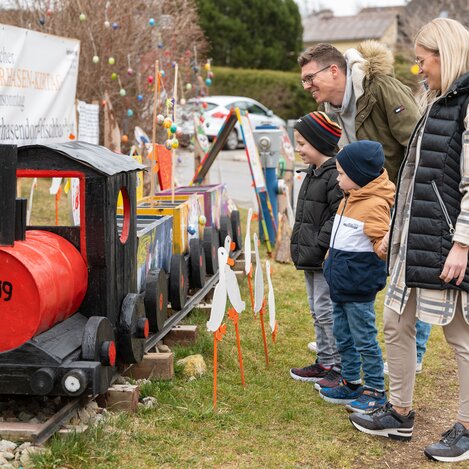 Familie bestaunt Holz-Zug in Fischbach | © TV Oststeiermark | Rene Strasser